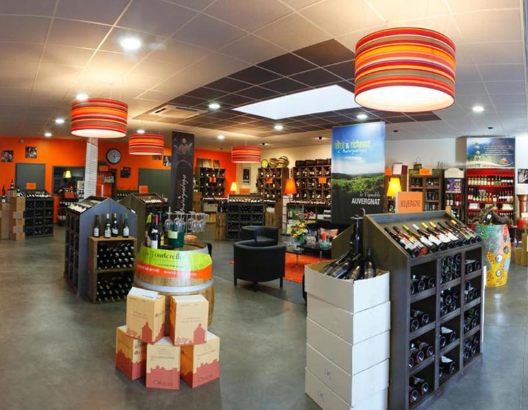 Espace Desprat Saint-Verny présentant des bouteilles de vin
